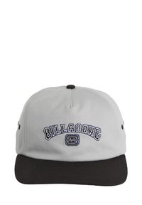 Grijze pet met een zwarte klep, voorzien van blauwe borduring van "BILLABONG" en een logo. Gemaakt van stof met een gladde textuur en een zespanelen ontwerp.
