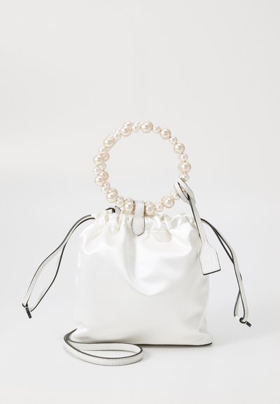 Borsa a strappo in satin bianco con manico circolare impreziosito da perle, dettagli in pelle e tracolla rimovibile per maggiore versatilità.