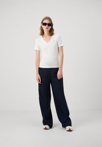 Tommy Hilfiger SLIM CODY V NECK - Jednoduché tričko - ecru