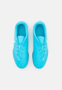 Scarpe da ginnastica azzurro chiaro con tomaia in materiale sintetico texturizzato, punta rotonda e chiusura con lacci. Presentano un logo bianco sul lato e un interno imbottito.
