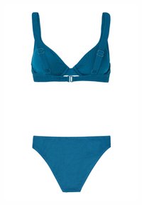 Set badi u boji tirkizne koji se sastoji od triangle bralette topa s podešavnim trakama i teksturiranim pojasom, uparen s odgovarajućim donjim dijelom s niskim strukom.