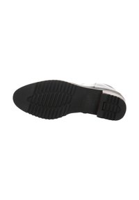 Suela de zapato de goma negra con un patrón texturizado, que presenta bordes y ranuras para mayor tracción. Diseño simple con punta redonda y tacón plano.