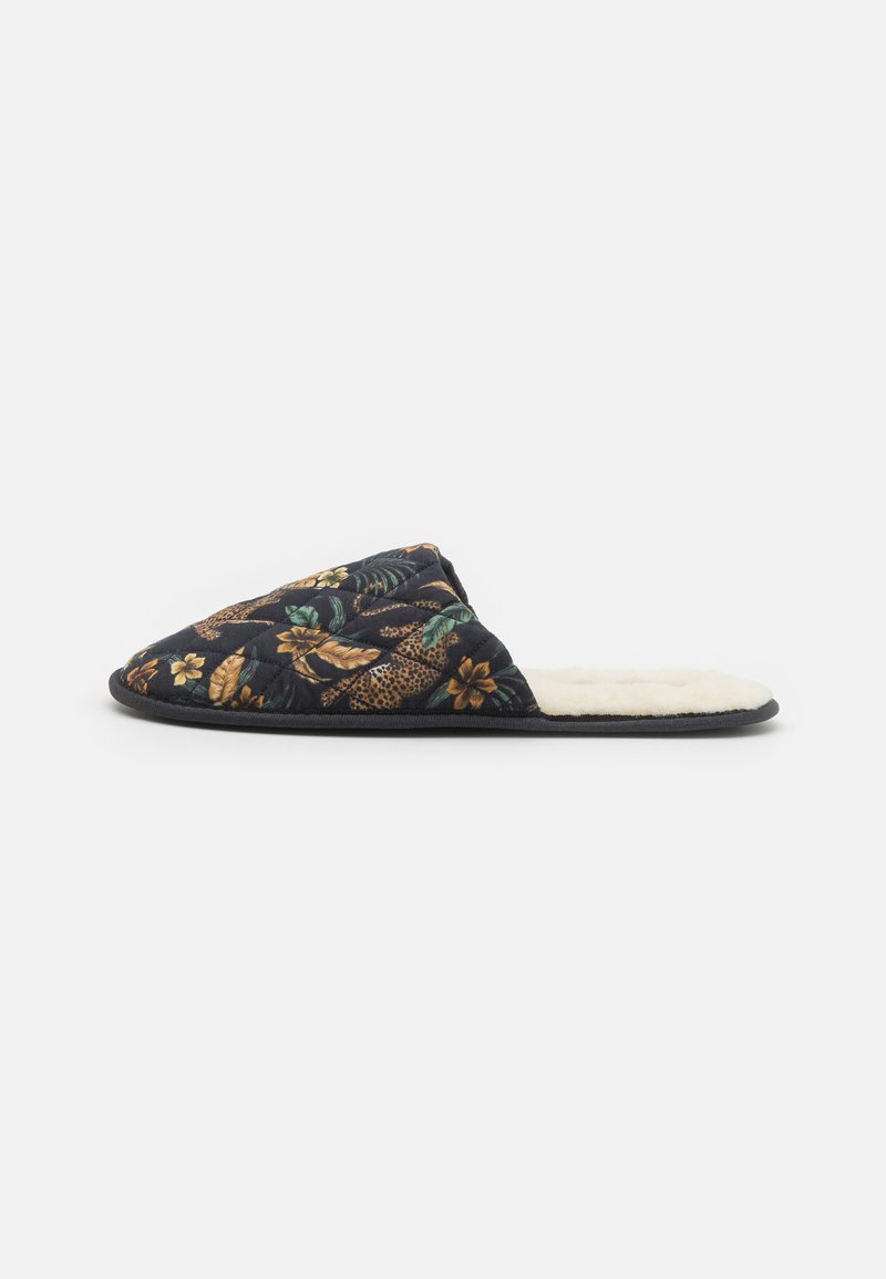 Vadderade svarta tofflor med flerfärgade blommönster och leopardmönster, med en mjuk krämfärgad foder och en slip-on-design.