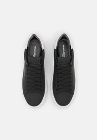 Czarne skórzane sneakersy z czarnymi sznurowadłami, białą gumową podeszwą i logo na języku. Gładka tekstura i niski fason.