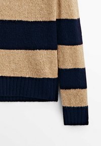 Gebreide trui met horizontale strepen in tan en marineblauw, met een gestructureerde afwerking en een geribde zoom aan de onderkant en mouwen.