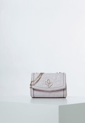 Jasnoszara skórzana torebka z pikowanym wzorem, złotym łańcuszkiem i logo na przodzie. Kompaktowy prostokątny kształt.