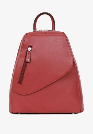 Zaino in pelle rossa con un design strutturato, dotato di un cappuccio curvo, tasca con zip e una maniglia superiore per un facile trasporto.