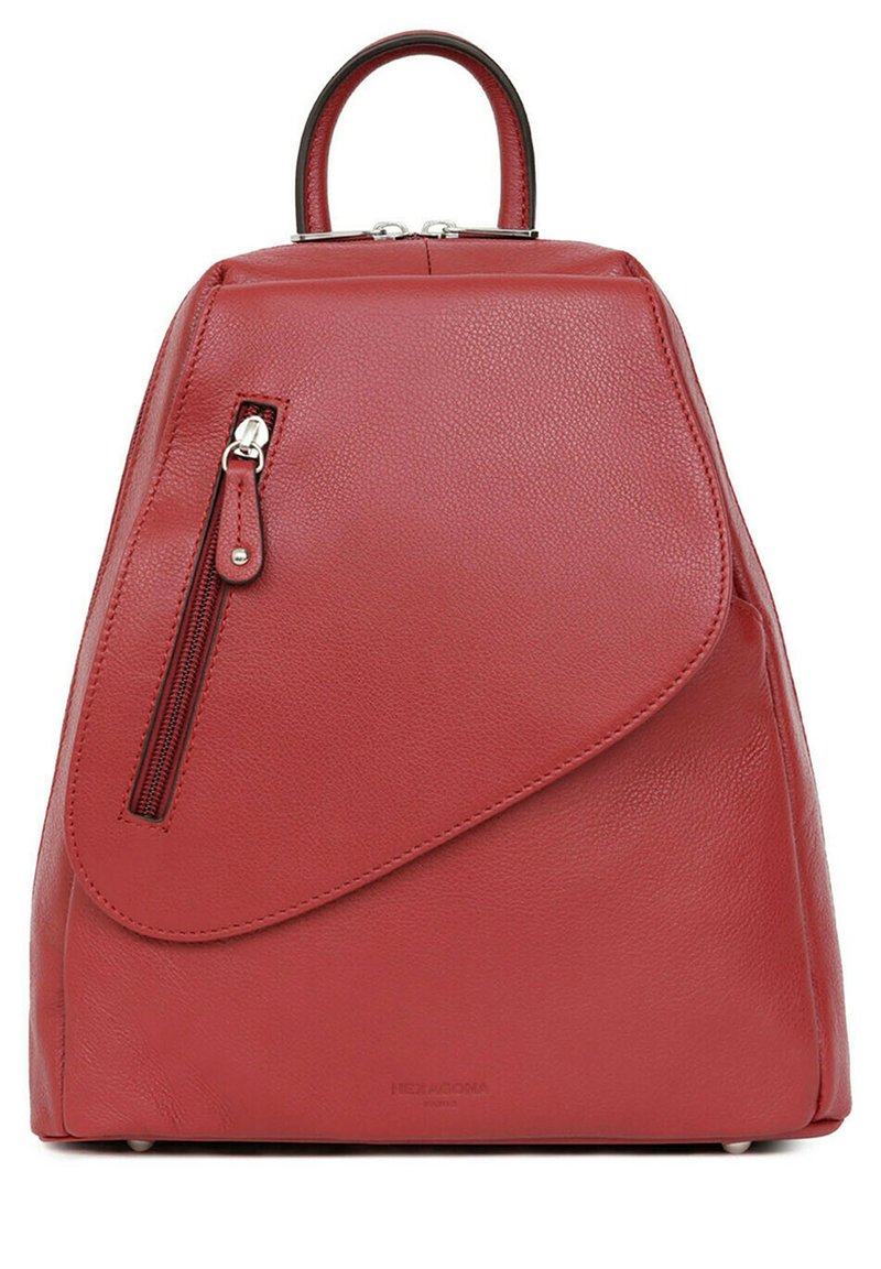Zaino in pelle rossa con un design strutturato, dotato di un cappuccio curvo, tasca con zip e una maniglia superiore per un facile trasporto.