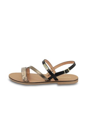 Sandales à lanières avec des straps en imprimé serpent noir et métallique, une semelle plate et une boucle ajustable à la cheville. Intérieur en cuir lisse.