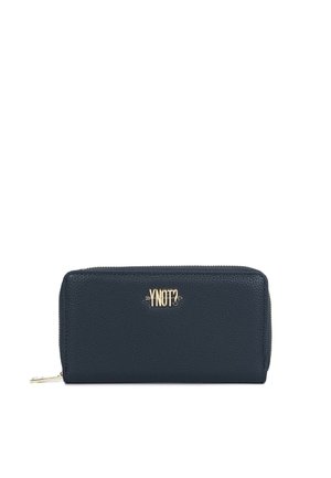 Portafoglio in pelle nera testurizzata con zip su tutto il perimetro, logo "YNOT?" color oro e piccolo tiretto dorato su sfondo bianco.