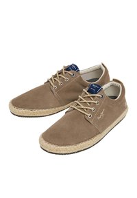 Scarpe in suede marrone con punta tonda, design stringato e suola in stile corda. Presentano occhielli metallici e logo del marchio sul lato.