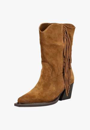 Stivale da cowboy in suede marrone con dettagli in frange sui lati e tacco angolato su uno sfondo bianco.