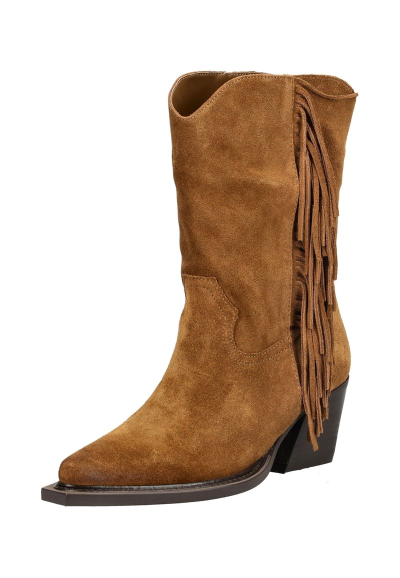 Brązowy zamszowy but kowbojski z frędzlami po bokach i ukośnym obcasem na białym tle.