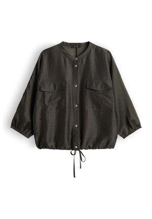 Veste ample couleur olive foncé à boutons, avec deux poches à rabat sur la poitrine, encolure ronde, manches trois-quarts et ourlet ajustable avec cordon.