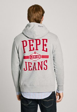Grijze katoenen hoodie met grote rode letters op de achterkant: "PEPE" boven een doos met "LONDON" en "JEANS." Inclusief capuchon en geribde manchetten.