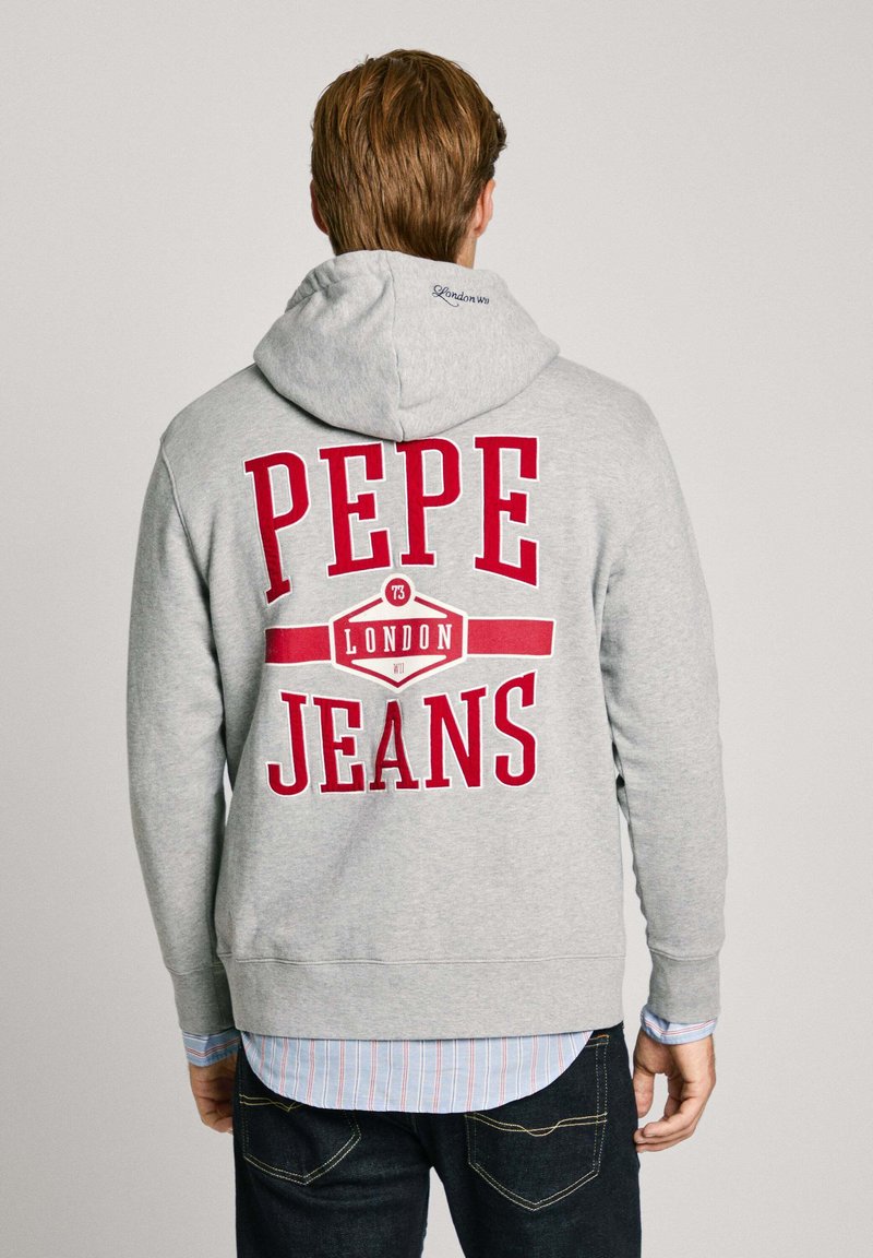 Sudadera de algodón gris con letras rojas grandes en la parte posterior: "PEPE" sobre un recuadro con "LONDRES" y "JEANS." Incluye capucha y puños de canalé.