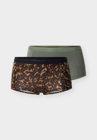 Δύο ζευγάρια γυναικείων εσωρούχων τύπου boyshort, το ένα σε πράσινο μονόχρωμο και το άλλο με καφέ και μαύρο λεοπάρ σχέδιο, τοποθετημένα σε λευκό φόντο.