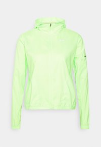 Kurtka Nike w jasnym limonkowym kolorze, wykonana z lekkiego materiału, z kapturem, zamkiem na całej długości, elastycznymi mankietami i dolnym ściągaczem, z odblaskowym logo.