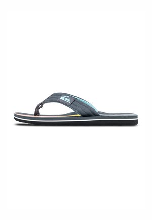 Mörkblå flip-flop med en texturerad rem, som har en triangel-logotyp. Sulan har flerfärgade ränder som ger en kontrasterande design.