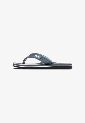 Mørkeblå flip-flop med en tekstureret strop, der viser et trekantet logo. Sålen har flerfarvede striber, der giver et kontrastfyldt design.