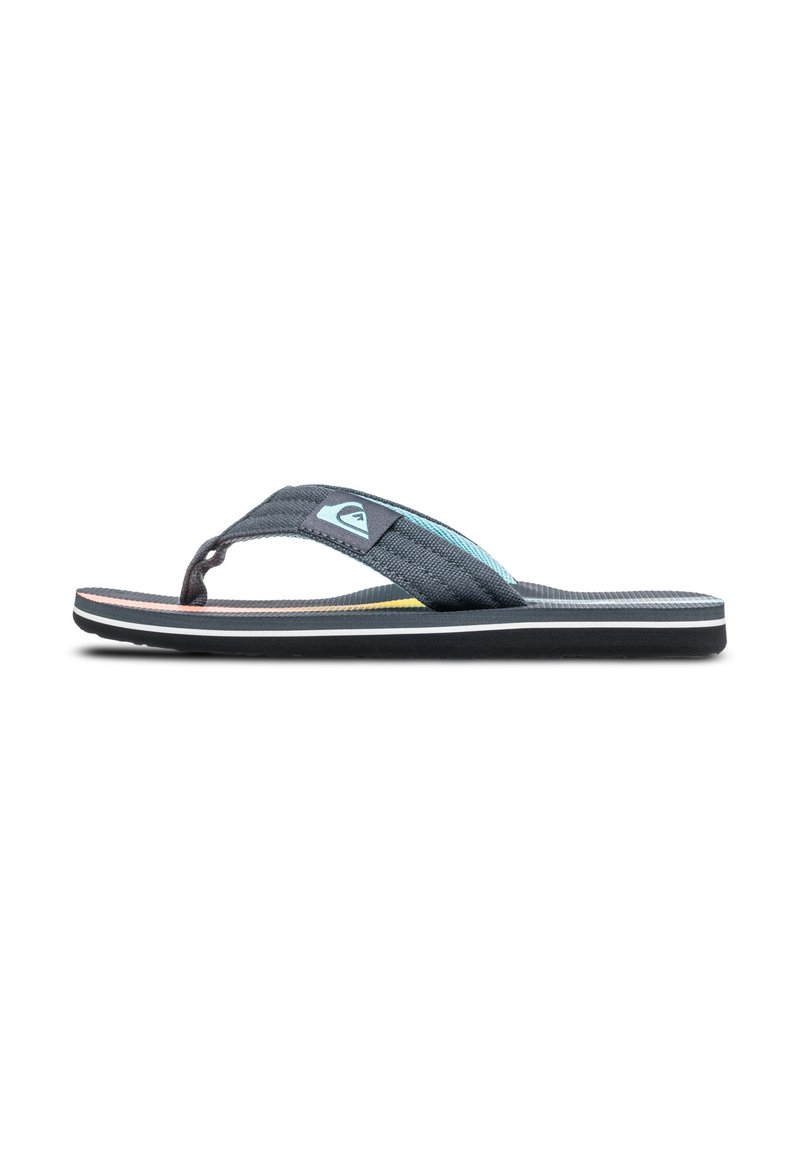 Mørkeblå flip-flop med en tekstureret strop, der viser et trekantet logo. Sålen har flerfarvede striber, der giver et kontrastfyldt design.