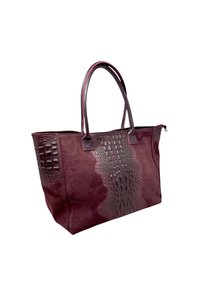 Burgundská taška přes rameno s raženým krokodýlčím vzorem, měkkým semišovým povrchem, dvěma rukojetmi a zipovým uzávěrem. Zvýrazněné šití a různé textury.