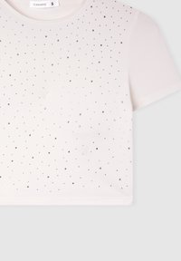 Koszulka z krótkim rękawem w jasnoróżowym kolorze, z okrągłym dekoltem, ozdobiona rozrzuconymi srebrnymi dodatkami i skróconą sylwetką.