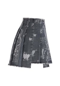 Dunkelgrau gefälteter Jeansrock mit ausgefranztem Saum und weißen Tattoos im Stil von Druckmotiven, darunter Herzen, Drachen und Texte.