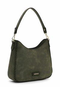 Sac à main en faux suède vert olive avec une forme courbée, présentant des accents de couture noirs et une bandoulière amovible. Détails en métal doré.
