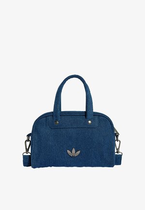 Torba z ciemnoniebieskiego denimu z podwójnymi górnymi uchwytami, odpinanym paskiem na ramię oraz srebrnym logo z przodu. Gładka faktura i prostokątny kształt.