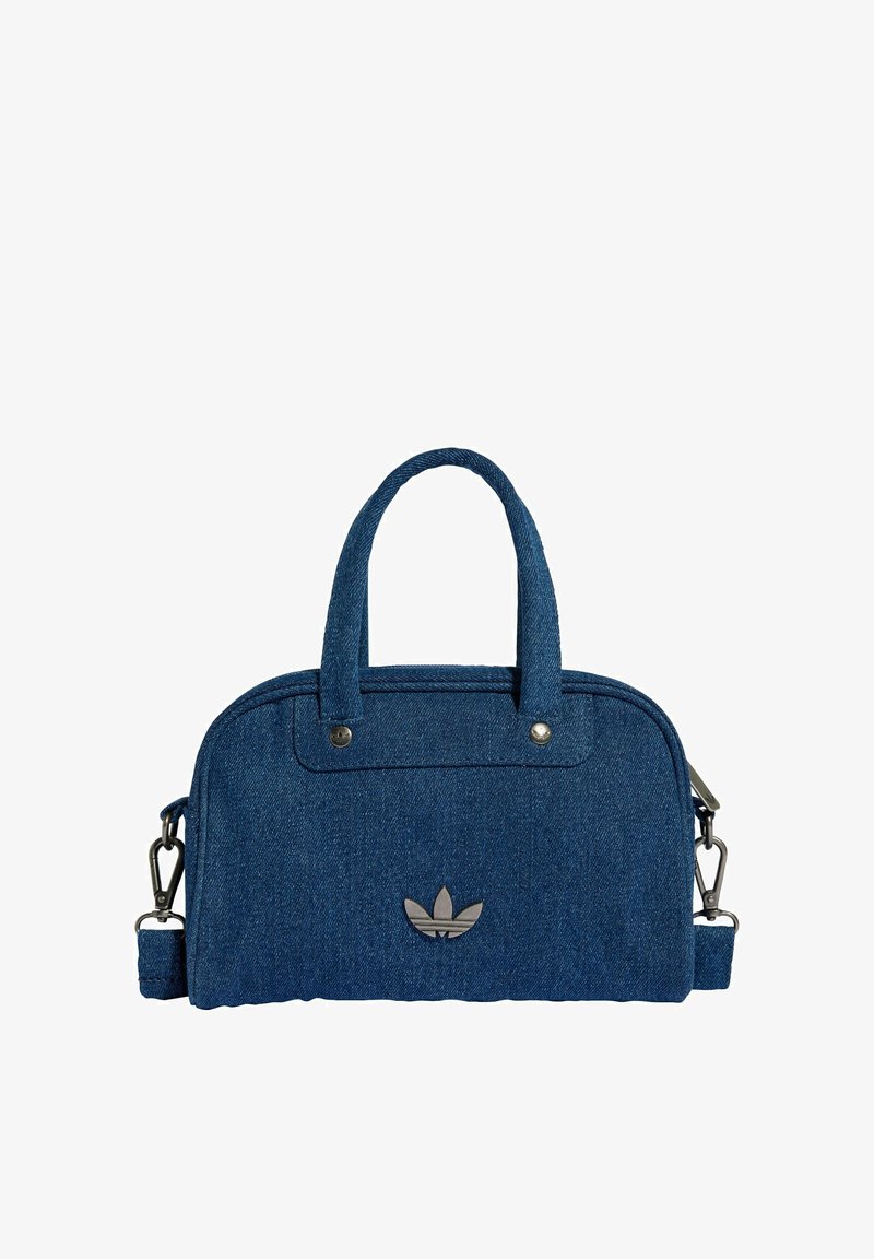 Tamnoplava traper torba s dvostrukim gornjim ručkama, uklonjivim remenom za ramena i srebrnim logotipom sprijeda. Glatka tekstura i pravokutni oblik.