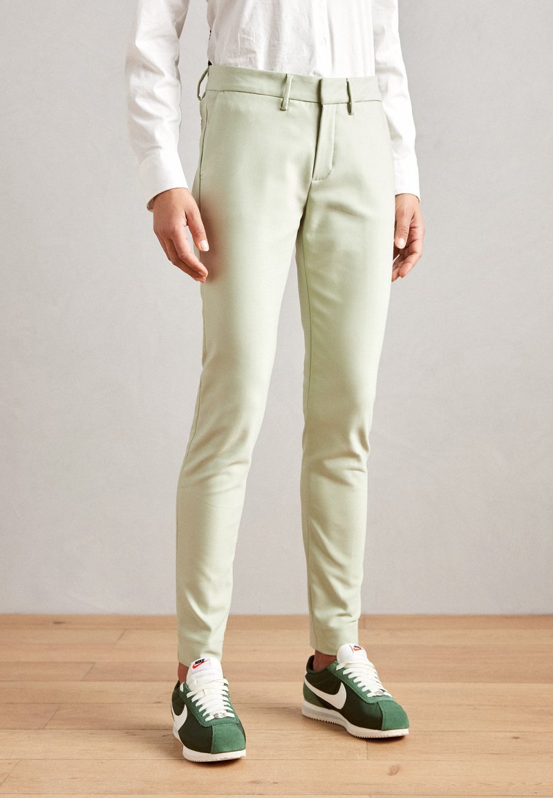 Mos Mosh - NIGHT PANT - Bukser - smoke green, Forstør