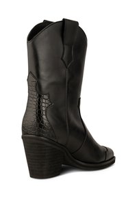 Stivale da cowboy in pelle nera con albero curvo, pannello inciso a effetto coccodrillo e tacco in legno impilato. Finitura liscia e cuciture dettagliate.