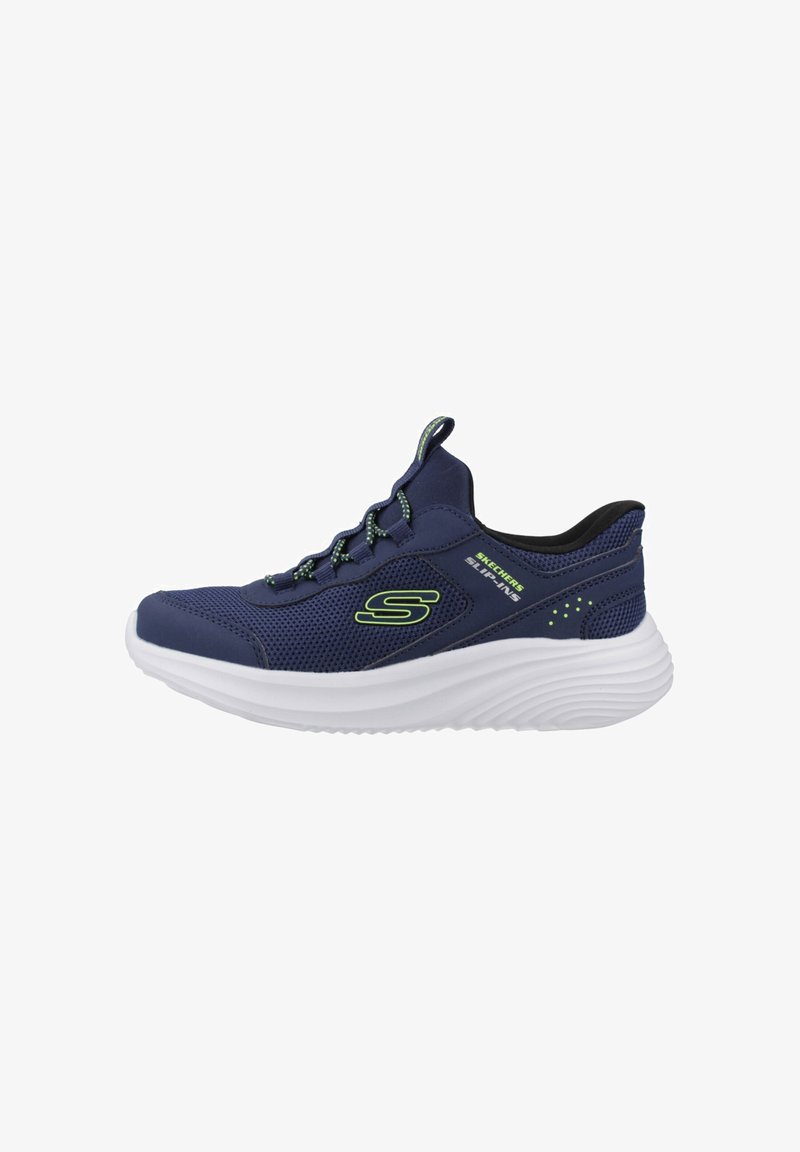 Baskets Skechers bleu marine à enfiler avec tige en mesh, logo vert, semelle épaisse blanche et lacets élastiques pour un enfilage facile.