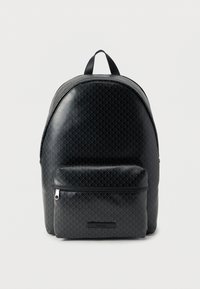 Μαύρο σακίδιο με ημιγυαλιστερή υφή, που διαθέτει γεωμετρικό σχέδιο, κορυφαία λαβή και μπροστινή τσέπη με φερμουάρ.