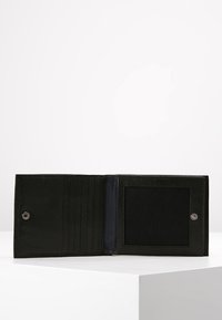 Portafoglio in pelle nera con una finitura texturizzata, dotato di più slot per carte e una finestra trasparente per l'ID, chiuso con un bottone a pressione.