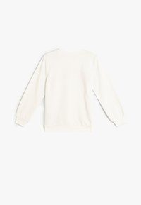 Sudadera blanca de manga larga con cuello redondo. Textura suave, puños y dobladillo ajustados. Diseño simple, sin patrones ni adornos.