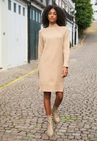 Next NECK MIDI - Strickkleid - camel brown