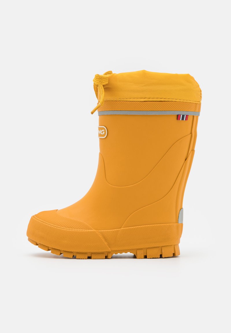 Botte de pluie en caoutchouc jaune avec une finition lisse, bout arrondi, semelle texturée, partie supérieure ajustable avec cordon de serrage et accents réfléchissants.