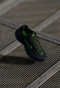 Nike Sportswear P 6000 PRM - Sportbačiai - black/green strike/anthracite