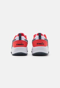 Scarpe sportive rosse e grigie con tomaia in rete, colletto imbottito e suola in gomma. Presenta il logo sul tallone e accenti bianchi a contrasto.