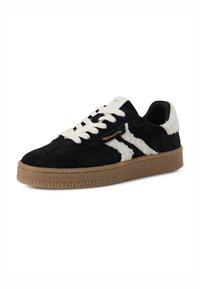 Sneakers in suede nero con accenti in pelliccia sintetica bianca, lacci crema e suola in gomma testurizzata. Dettaglio del logo oro sul lato.