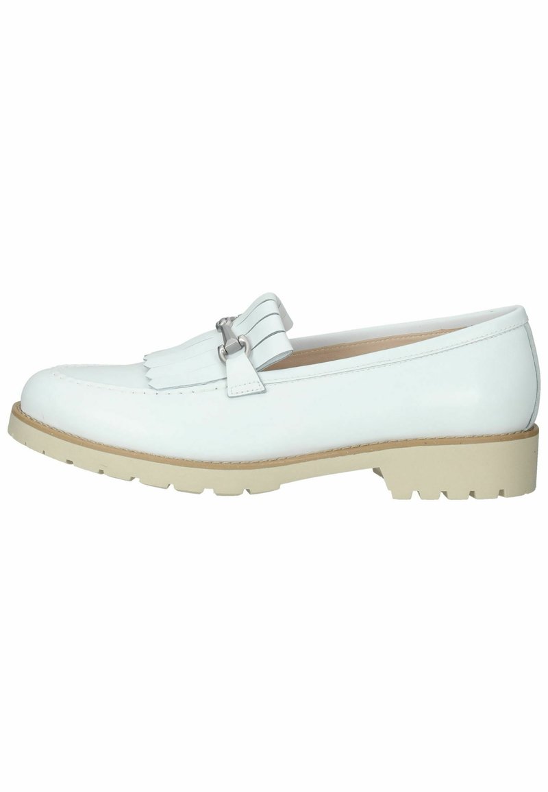 Hvide læder loafers med frynse detaljer, sølv hardware og en beige gummisål med struktureret slidbane for greb.