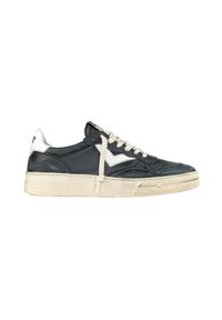 Sneakers da uomo con tomaia in pelle nera e blu navy, dettagli bianchi, lacci color crema e suola in gomma beige consumata.