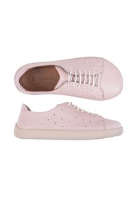 Baskets en cuir rose clair avec lacets blancs, détails perforés sur les côtés, semelles beiges et "Kampol" embossé sur des semelles intérieures marron.