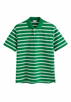 Grünes Poloshirt mit weißen horizontalen Streifen, kurzen Ärmeln und zwei Knöpfen unter dem Kragen.