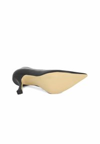 Scarpa nera in pelle con tacco alto e punta affusolata, dotata di suola beige e tacco a forma quadrata. Texture liscia con design elegante.