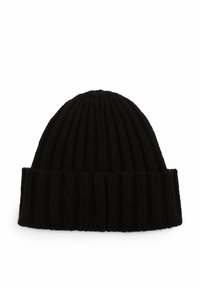 Zwarte gebreide beanie met een geribbelde structuur en een opgerolde rand. Het ontwerp is eenvoudig en aansluitend, gemaakt van een zacht, warm materiaal.