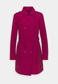 Trench-coat magenta avec un devant croisé, un grand col, des manches longues et une ceinture nouée à la taille. Confectionné en tissu lisse et durable.