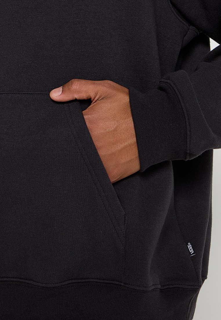 Czarny sweatshirt z przednią kieszenią kangurką, żebrowanymi mankietami i dołem, wykonany z miękkiego materiału o gładkiej fakturze.